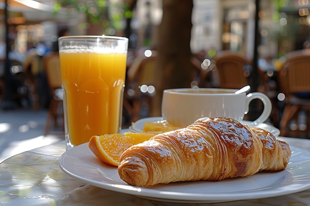 Desayuno francés tradicional en un café que consiste en tostadas de croissant de chocolate y jugo de naranja recién exprimido