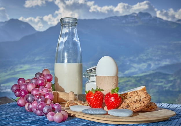 Desayuno frente a los Alpes suizos