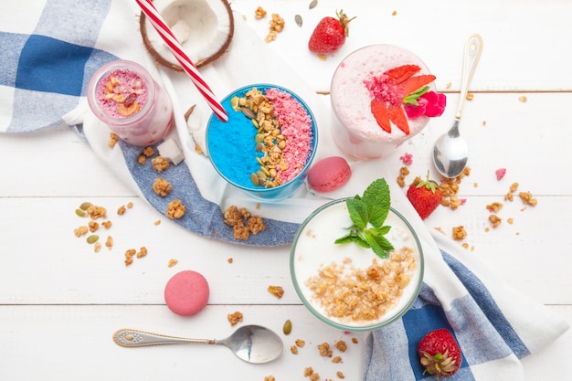 Desayuno de fresas y yogurt en la mesa