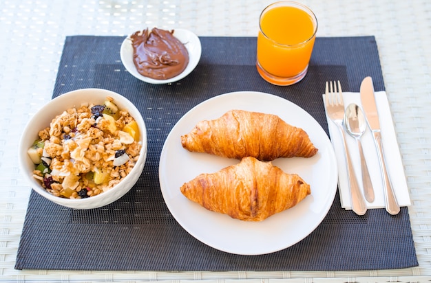 Desayuno fresco y delicioso en el restaurante del hotel.