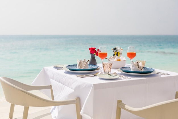 Desayuno fresco en una hermosa ubicación con vistas al mar. Destino de luna de miel de vacaciones de verano de lujo