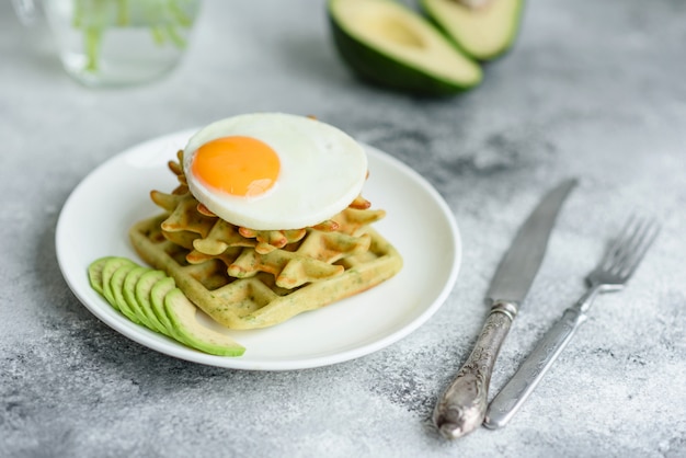 Desayuno fresco y nutritivo con gofres y huevo.