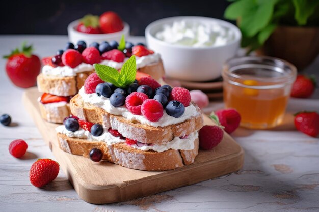 Desayuno fresco con sándwiches de centeno, ricota, frambuesa, fresa y arándanos