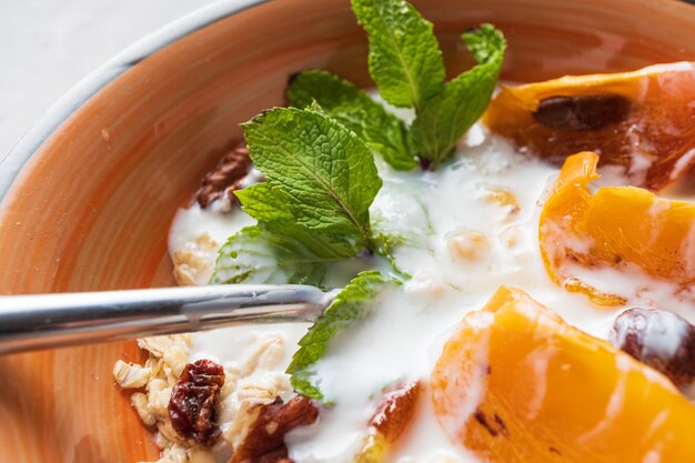 Desayuno con fruta y avena.