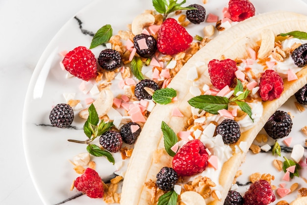 Desayuno de frutas y bayas de verano