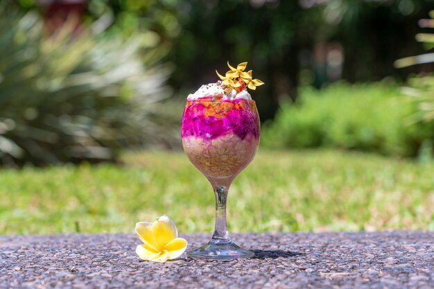 Desayuno de frutas en un vaso de avena