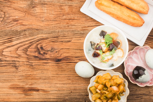 Desayuno de gachas de carne magra con huevo en conserva