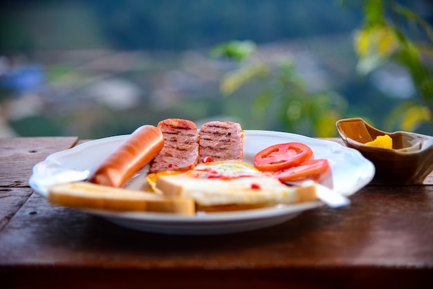 Desayuno glorioso a primera hora de la mañana en el resort del bosque en Tailandia.