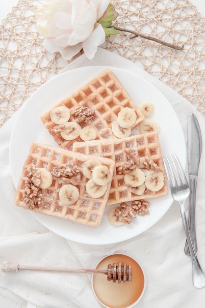 Desayuno de gofres de banana con miel