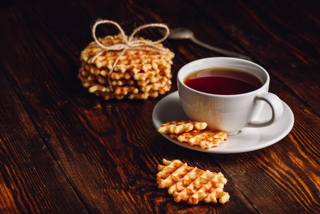 Desayuno con gofres caseros y taza de té