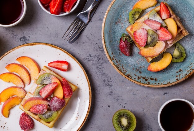 Foto desayuno gofres con fruta fresca.