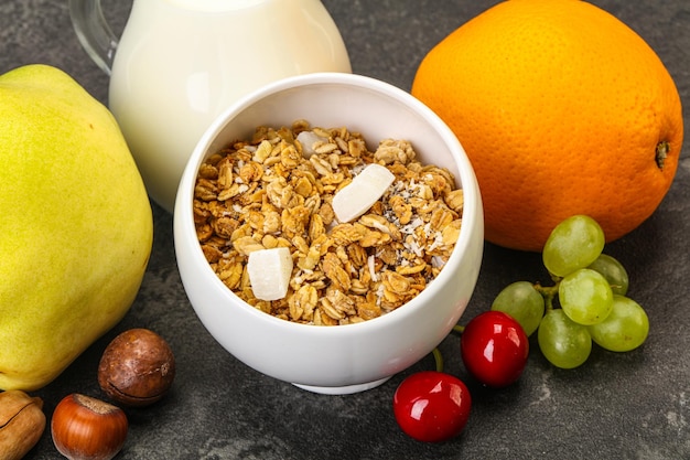 Desayuno con granola y leche