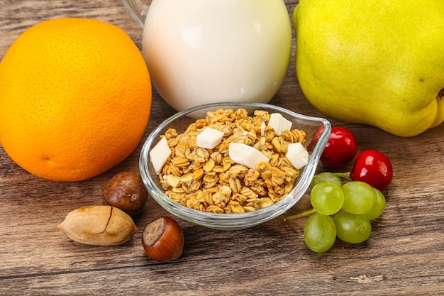 Desayuno con granola y leche