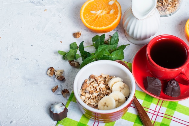 Desayuno granola, una taza de café