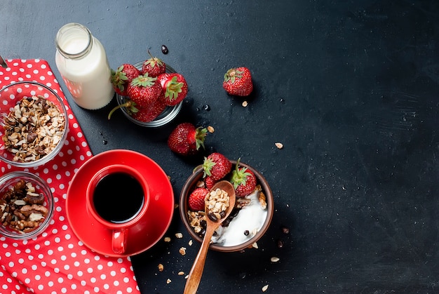 Desayuno granola, una taza de café.