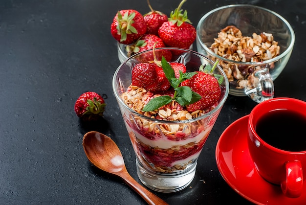 Desayuno granola, una taza de café.