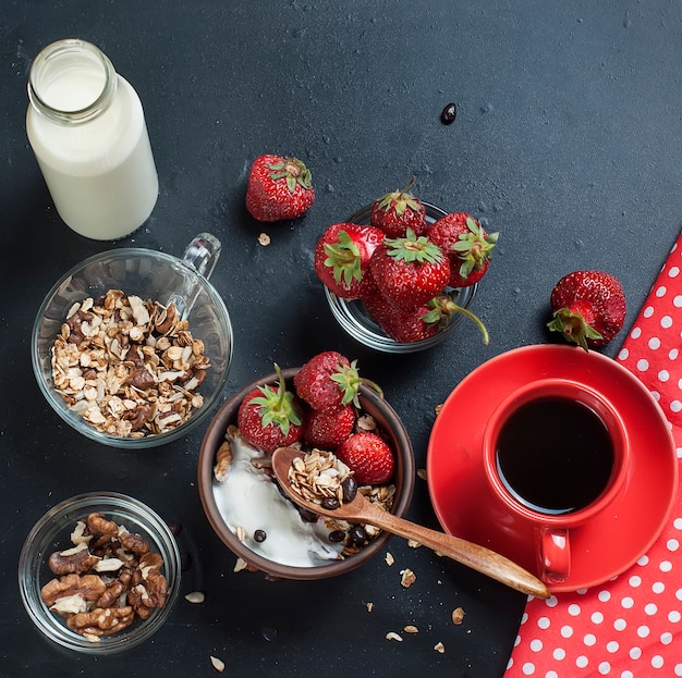 Desayuno granola, una taza de café.