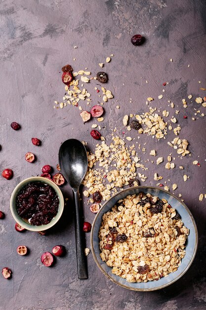 Desayuno granola en tazón de cerámica