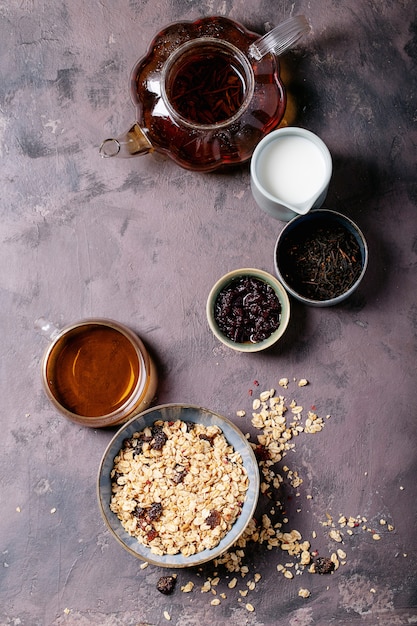 Desayuno granola en tazón de cerámica