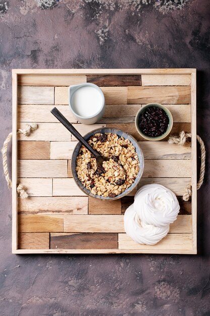 Desayuno granola en tazón de cerámica