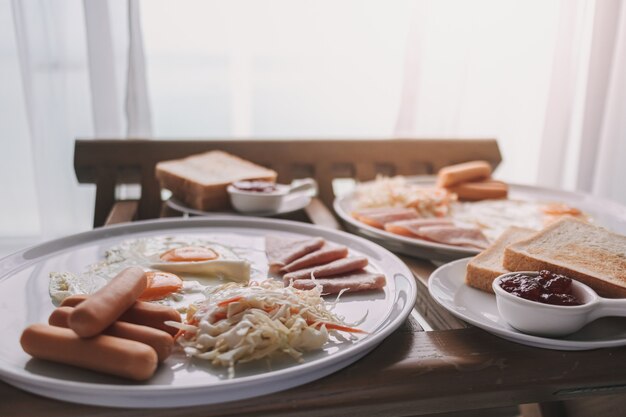 Desayuno del hotel servido en la habitación por la mañana.