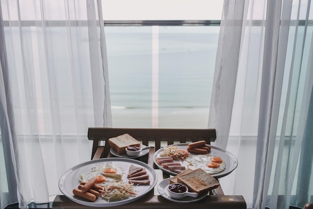 Desayuno del hotel servido en la habitación por la mañana.