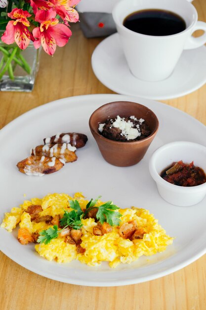 Desayuno con huevo, café y salsa.