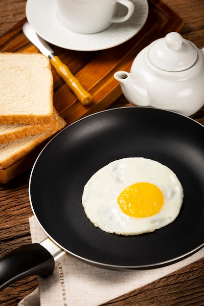 Desayuno con huevo frito en la sartén