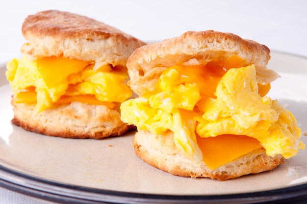 Desayuno de huevo, queso y galletas