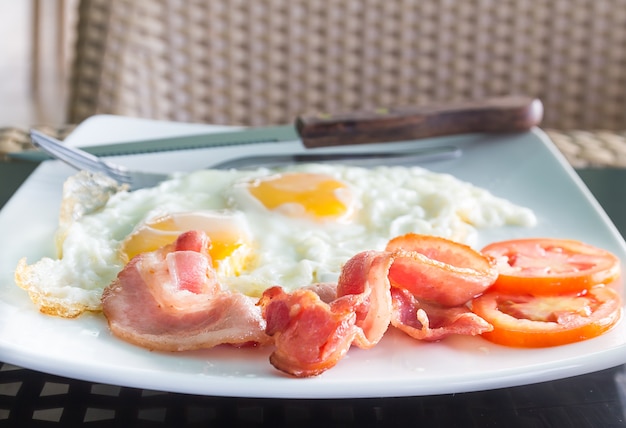 Desayuno con huevo y tocino