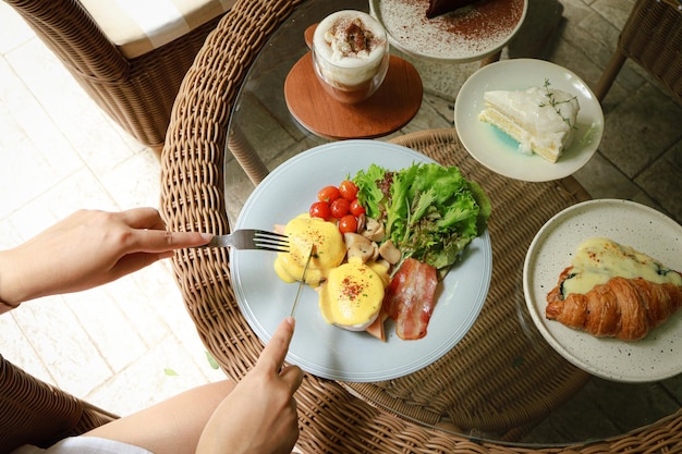 Desayuno Huevos Benedict panecillos ingleses tostados Delicioso desayuno con huevos Benedict