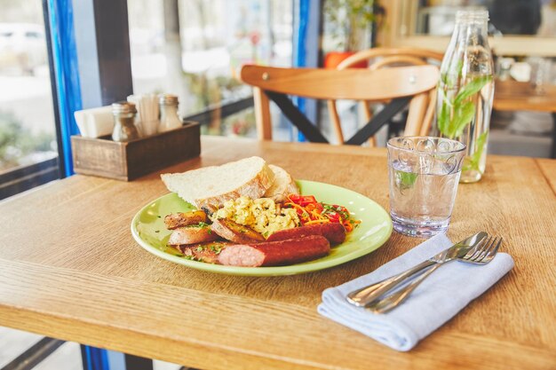 Foto desayuno huevos fritos servidos verduras