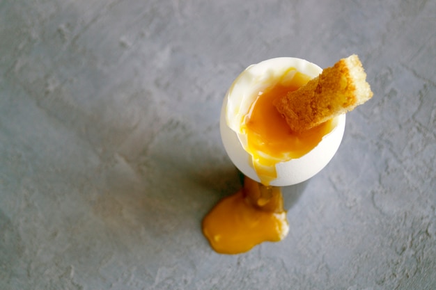 Desayuno. Huevos hervidos sobre un fondo gris.