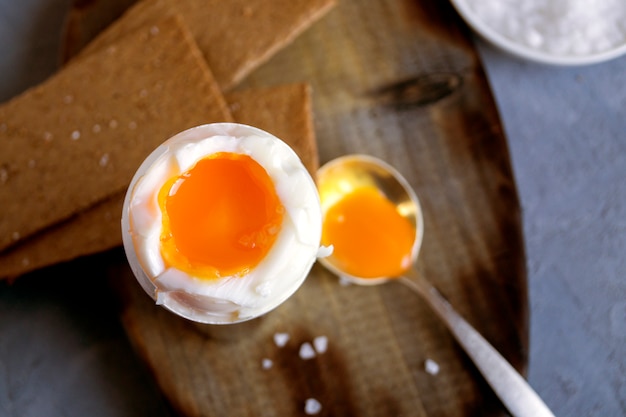 Desayuno. Huevos hervidos sobre un fondo gris.