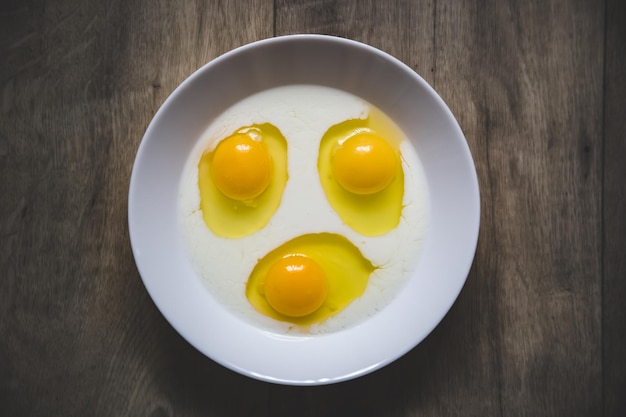 Desayuno de huevos y leche en un plato huevos revueltos en la mesa