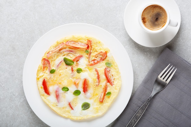 Desayuno huevos revueltos y café recién hecho