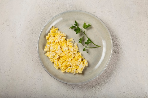 Desayuno con huevos revueltos en la mesa