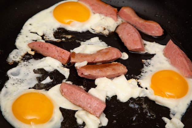 Desayuno huevos revueltos con salchichas