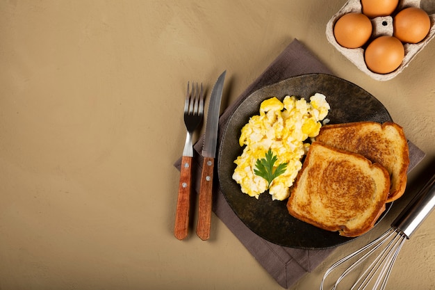 Desayuno Huevos revueltos con tostadas