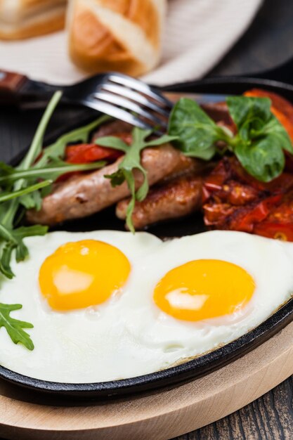 Foto desayuno con huevos y salchicha