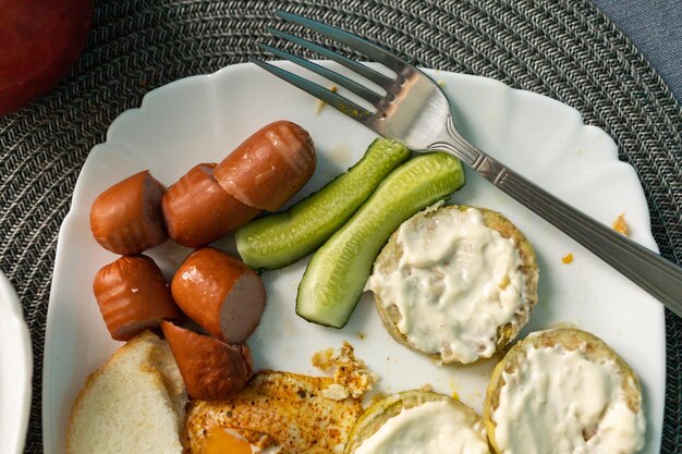 Desayuno de huevos y salchichas con pan