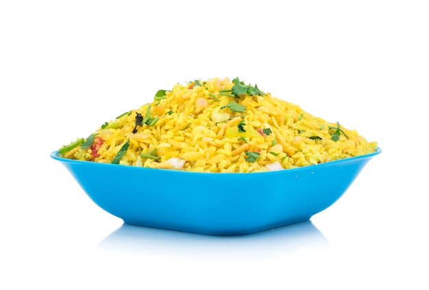 Desayuno indio plato Poha sobre fondo blanco