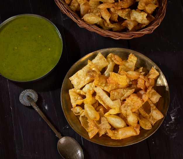 Desayuno Indio Sola Fali o Masala Papri con Chutney Verde