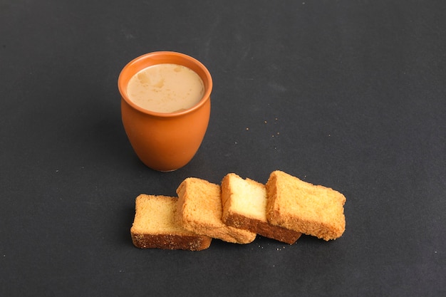 Desayuno indio. té y bizcocho sobre fondo blanco.