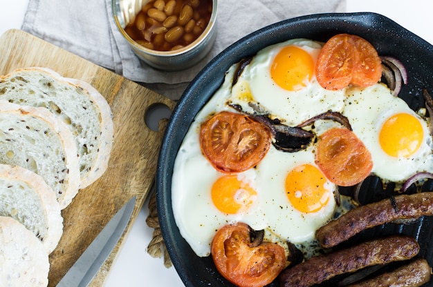 Desayuno inglés en una cacerola en un fondo blanco.