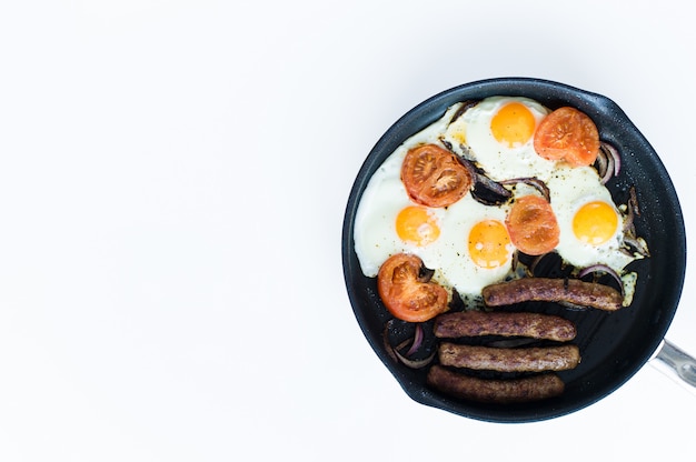 Desayuno inglés en una cacerola en un fondo blanco.