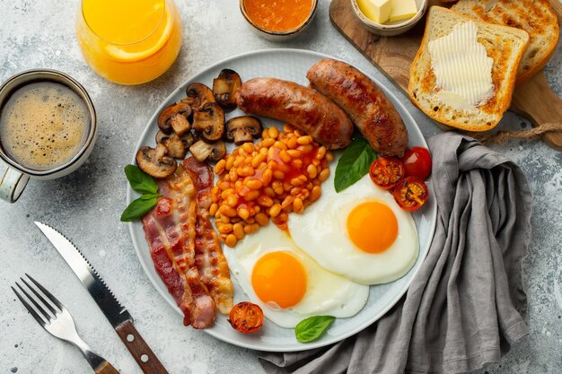 Desayuno inglés completo en un plato con huevos fritos