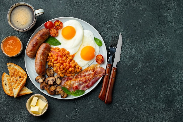 Desayuno inglés completo en un plato con huevos fritos