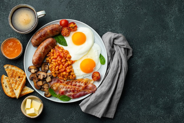 Desayuno inglés completo en un plato con huevos fritos