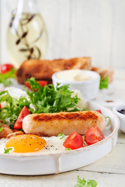 Foto desayuno inglés desayuno ceto fritos granos de huevo salchicha de pollo y taza de café